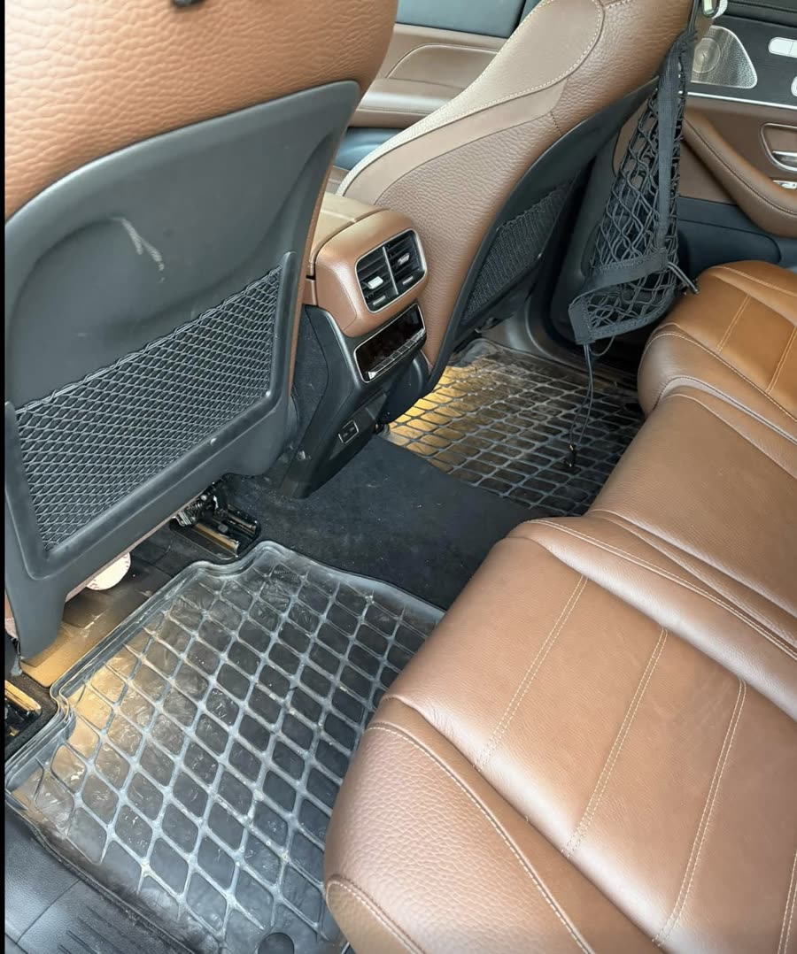 Mercedes rear floor before detail
